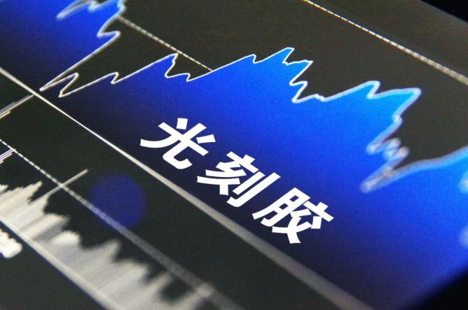 ICP等離子去膠機依托晟鼎多年的光刻去膠的經(jīng)驗積累,采用高密度、低損傷等離子源設(shè)計,同時配備晟鼎成熟的遠程ICP技術(shù),達到高水平的去膠速率,并實現(xiàn)去膠損傷抑制;采用獨立腔室結(jié)構(gòu)設(shè)計,實現(xiàn)均勻的流場分布,去膠均勻性表現(xiàn)優(yōu)異。 ICP等離子去膠機依托晟鼎多年的光刻去膠的經(jīng)驗積累,采用高密度、低損傷等離子源設(shè)計,同時配備晟鼎成熟的遠程ICP技術(shù),達到高水平的去膠速率,并實現(xiàn)去膠損傷抑制;采用獨立腔室結(jié)構(gòu)設(shè)計,實現(xiàn)均勻的流場分布,去膠均勻性表現(xiàn)優(yōu)異。